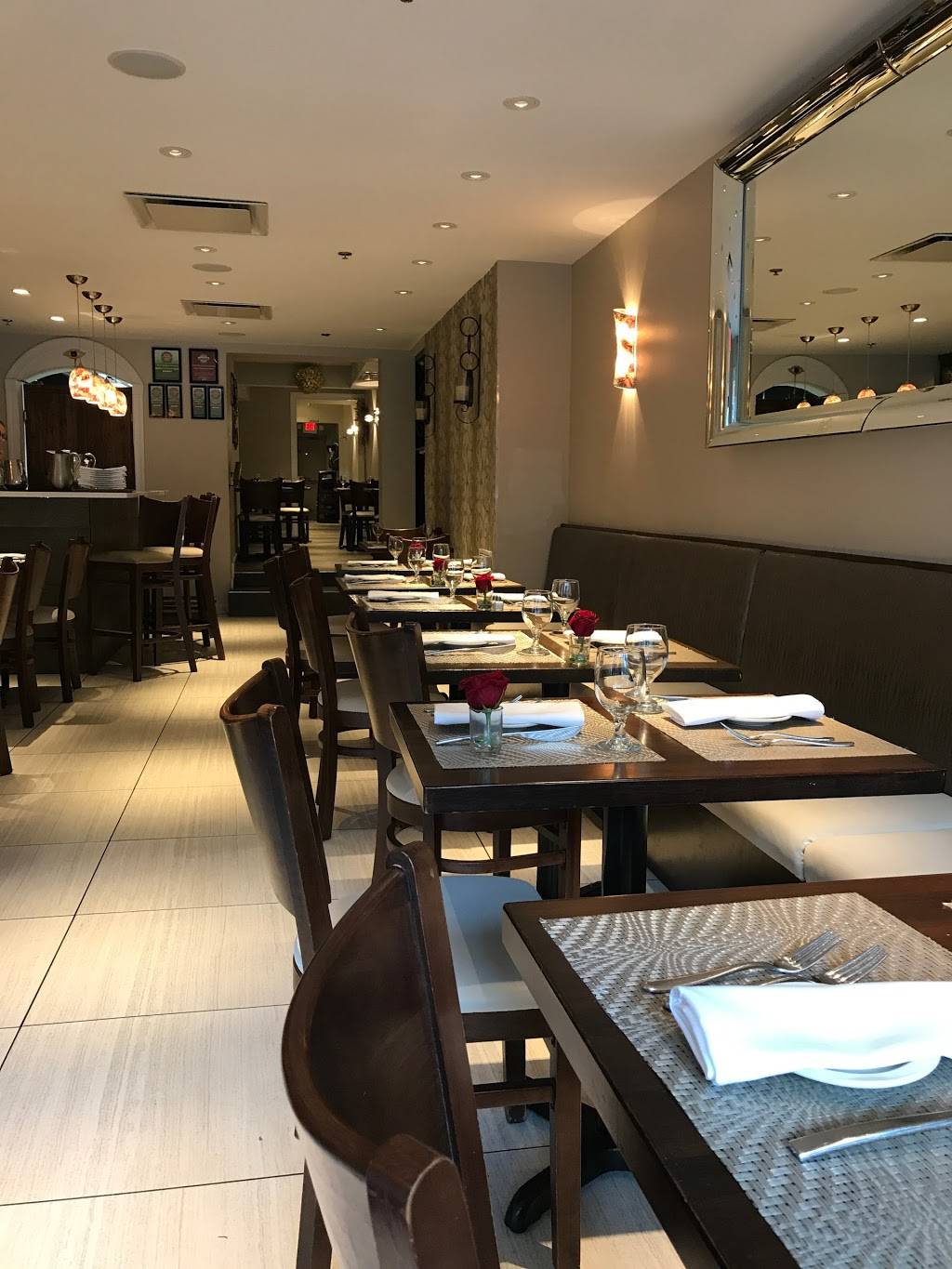 Vasos Mediterranean Bistro | restaurant | 1118 King St, Alexandria, VA 22314, USA | 7035662720 OR +1 703-566-2720