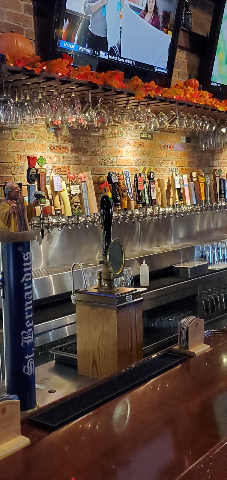 World of Beer | restaurant | 2290 Town Center Ave, Melbourne, FL 32940, USA | 3216336665 OR +1 321-633-6665