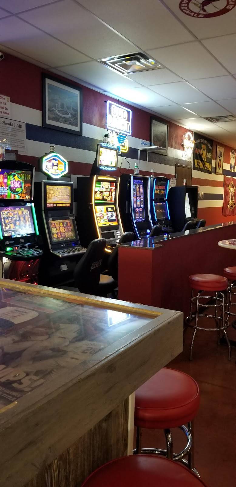 Mueths Tavern | restaurant | 2 N Main St, Smithton, IL 62285, USA | 6182778309 OR +1 618-277-8309