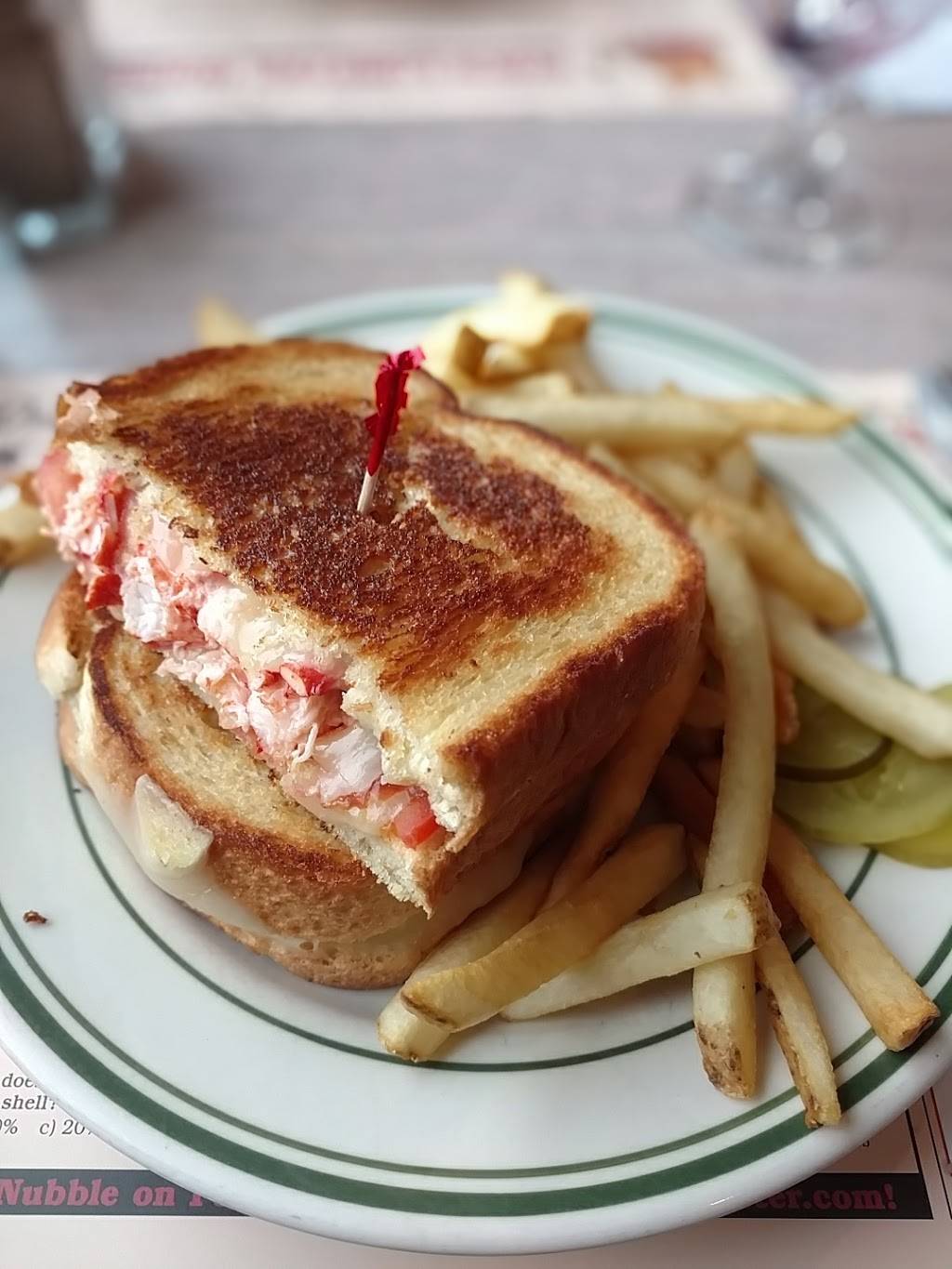 Foxs Lobster House | restaurant | 8 Sohier Park Rd, York, ME 03909, USA | 2073632643 OR +1 207-363-2643