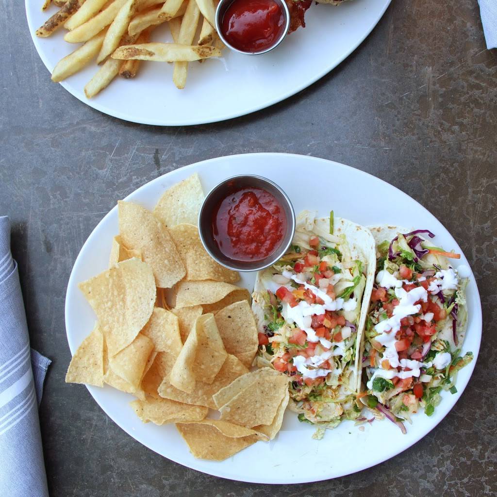 Houlihans | restaurant | 4900 W 119th St, Leawood, KS 66209, USA | 9136632161 OR +1 913-663-2161