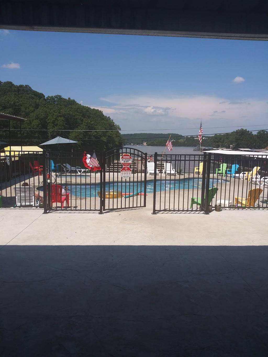 Boondockz Lakefront Bar & Restaurant | restaurant | 267 Runaway Dr, Climax Springs, MO 65324, USA | 5733454110 OR +1 573-345-4110