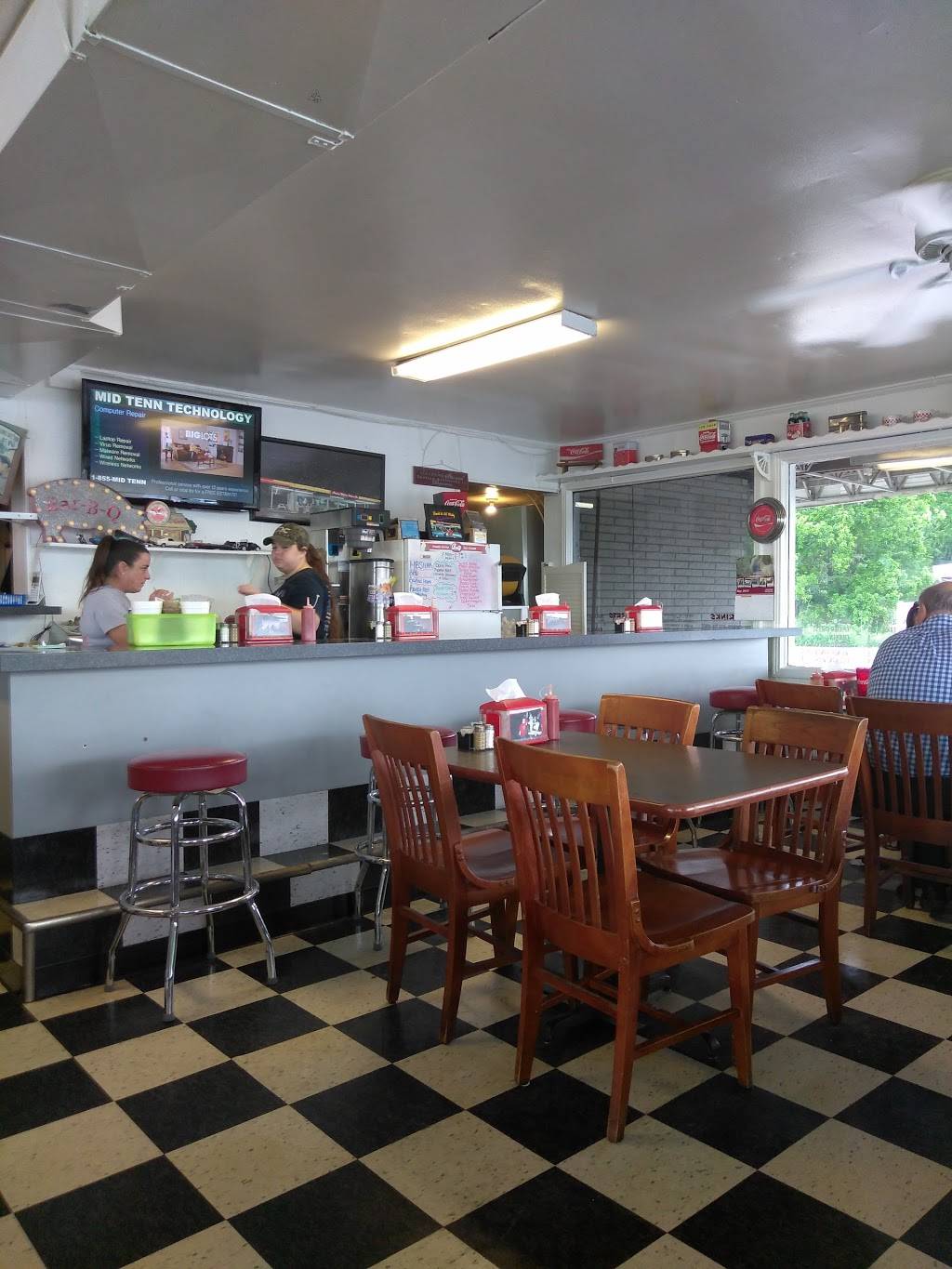 Snow White Drive in | restaurant | 1714 W Main St, Lebanon, TN 37087, USA | 6154434299 OR +1 615-443-4299