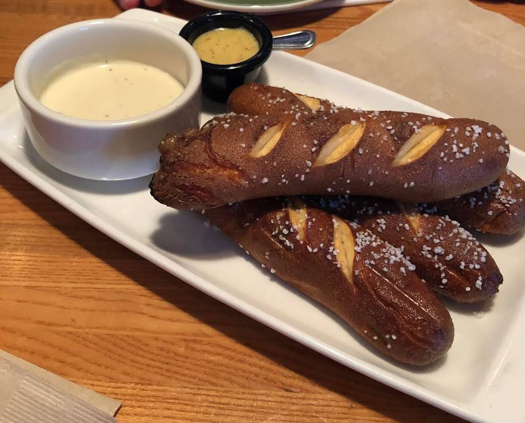 Applebees Grill + Bar | restaurant | 6170 Mid Rivers Mall Dr, St Peters, MO 63304, USA | 6364478532 OR +1 636-447-8532