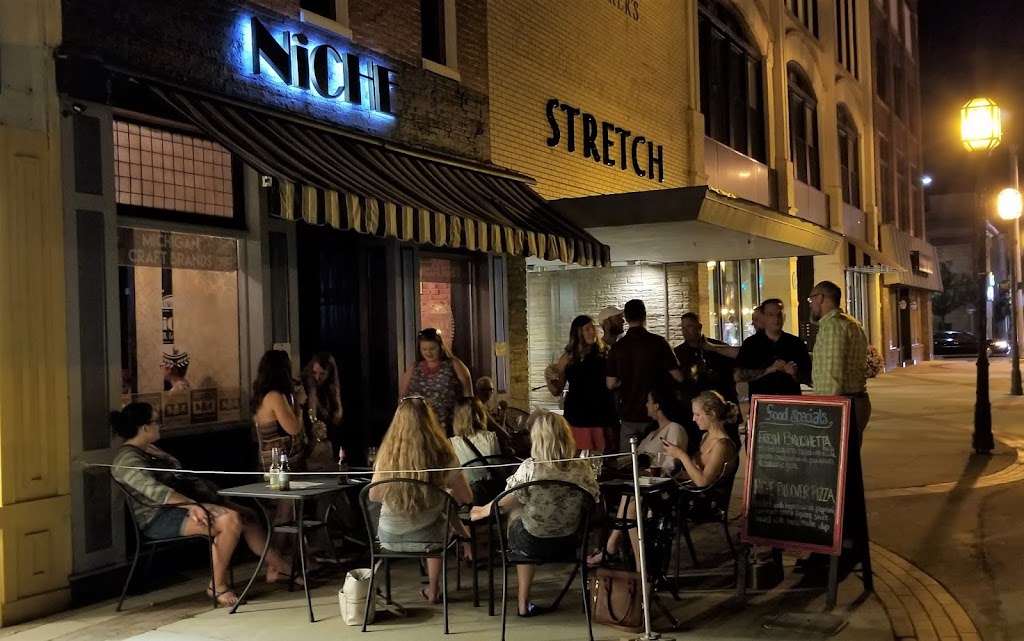 Niche Bar & Lounge | restaurant | 112 N Washington St, Owosso, MI 48867, USA | 9892728789 OR +1 989-272-8789