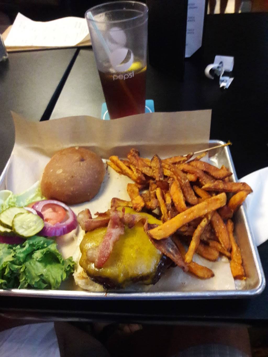 Henry Ts | restaurant | 3520 W 6th St, Lawrence, KS 66049, USA | 7857492999 OR +1 785-749-2999