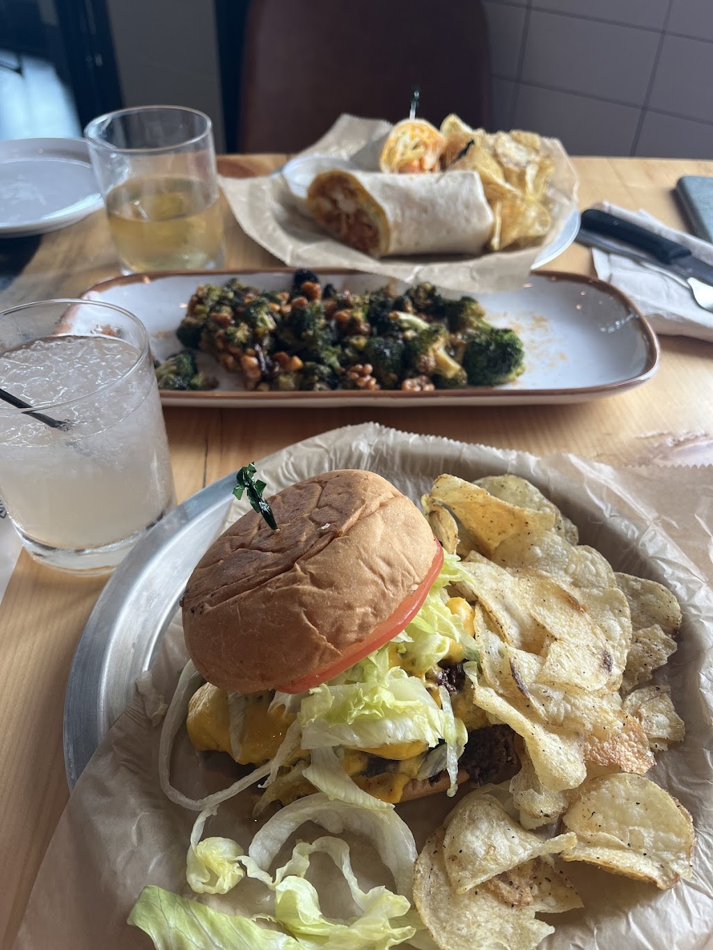 Carlisles | restaurant | 470 W Western Ave, Muskegon, MI 49440, USA | 2317889500 OR +1 231-788-9500