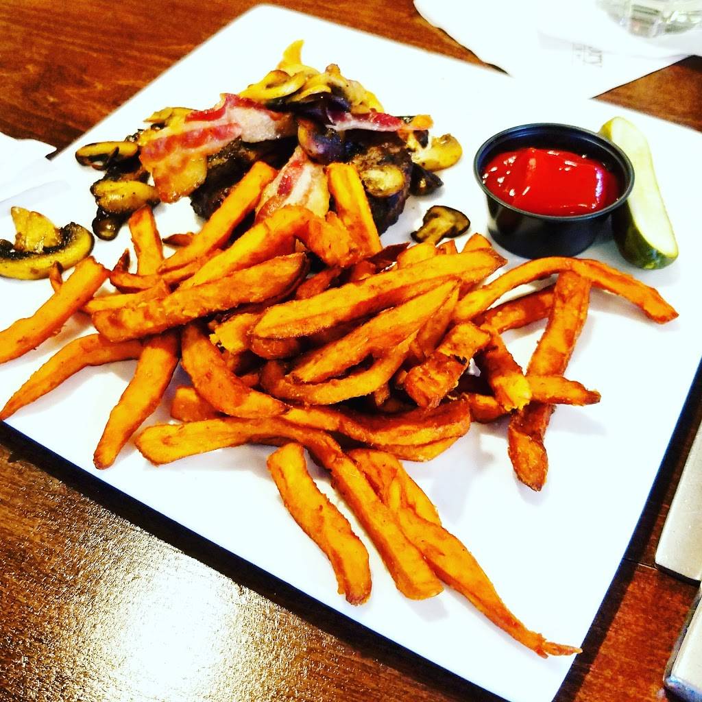 Seasons Restaurant | restaurant | 1 Dye Club Dr, St Charles, MO 63304, USA | 6364778960 OR +1 636-477-8960