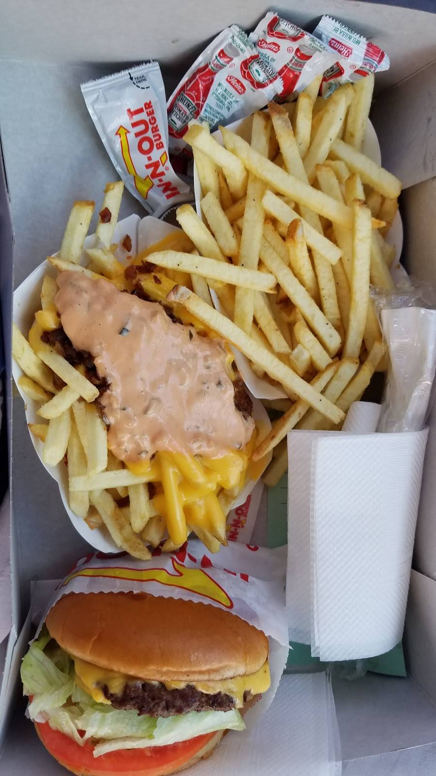 In-N-Out Burger | restaurant | 108 E Easton St, Rialto, CA 92376, USA | 8007861000 OR +1 800-786-1000