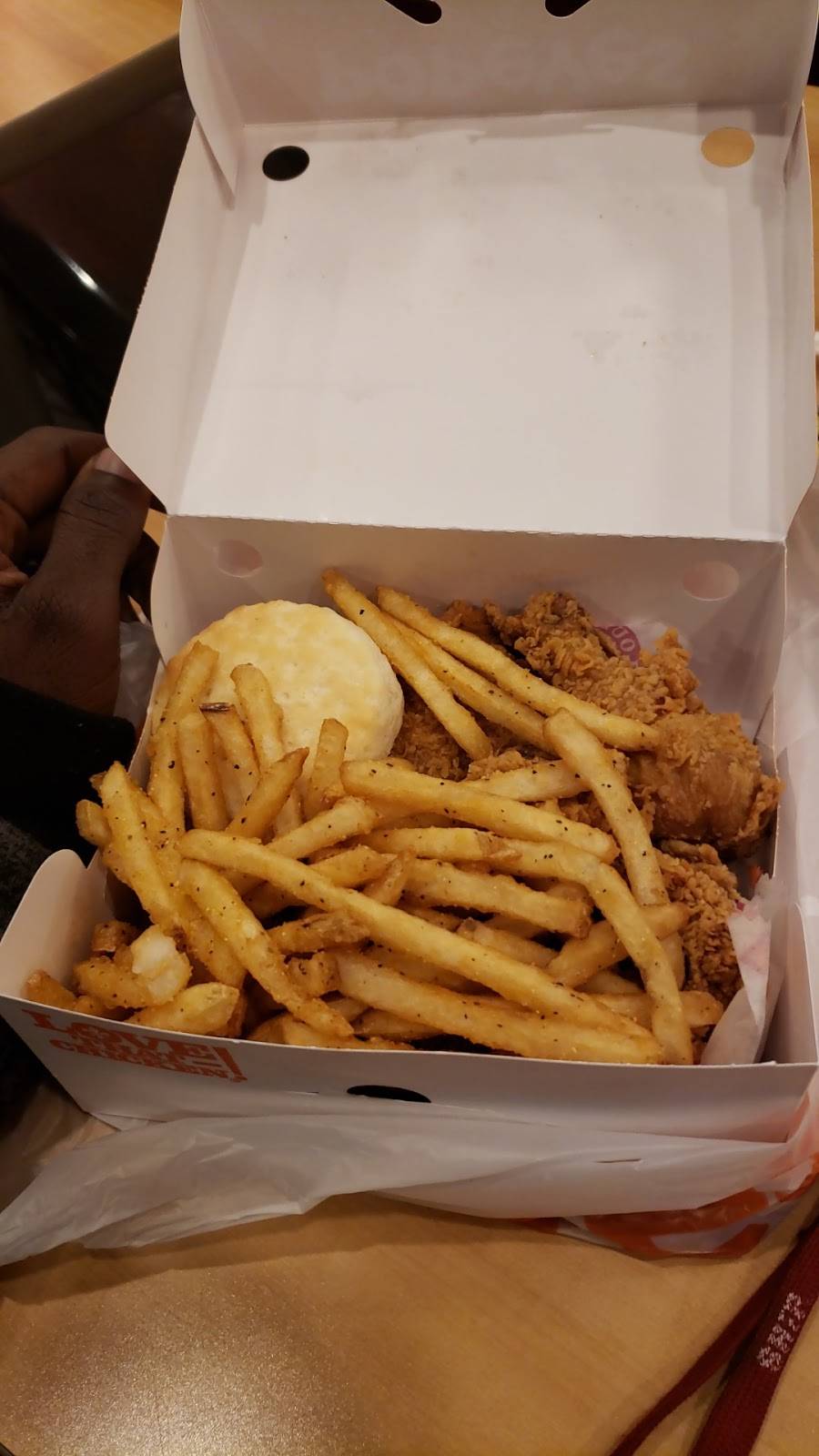 Popeyes Louisiana Kitchen | restaurant | 1505 N Dupont Hwy, New Castle, DE 19720, USA | 3023286216 OR +1 302-328-6216