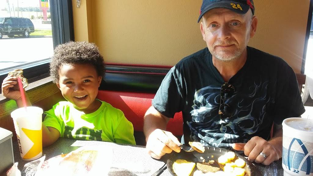 Hardees | restaurant | 4950 Beaner Blvd, Gas City, IN 46933, USA | 7656740000 OR +1 765-674-0000