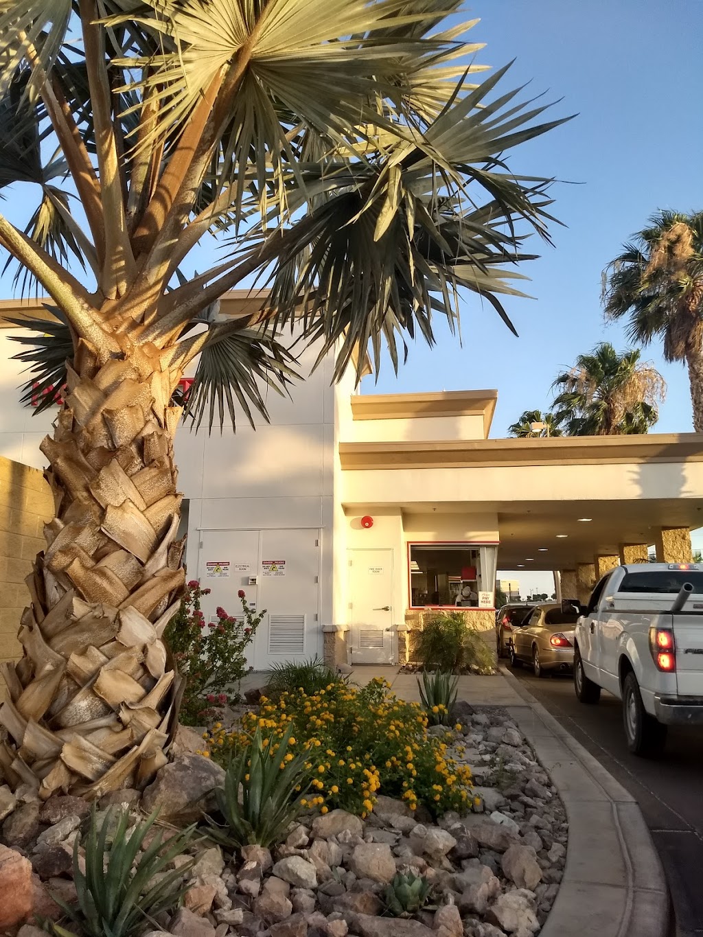 In-N-Out Burger | restaurant | 1940 E 16th St, Yuma, AZ 85365, USA | 8007861000 OR +1 800-786-1000