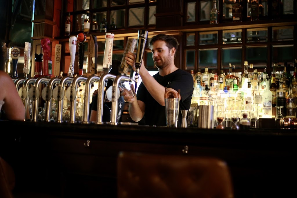 Kerryman Irish Bar & Restaurant | restaurant | 661 N Clark St, Chicago, IL 60654, USA | 3123358121 OR +1 312-335-8121