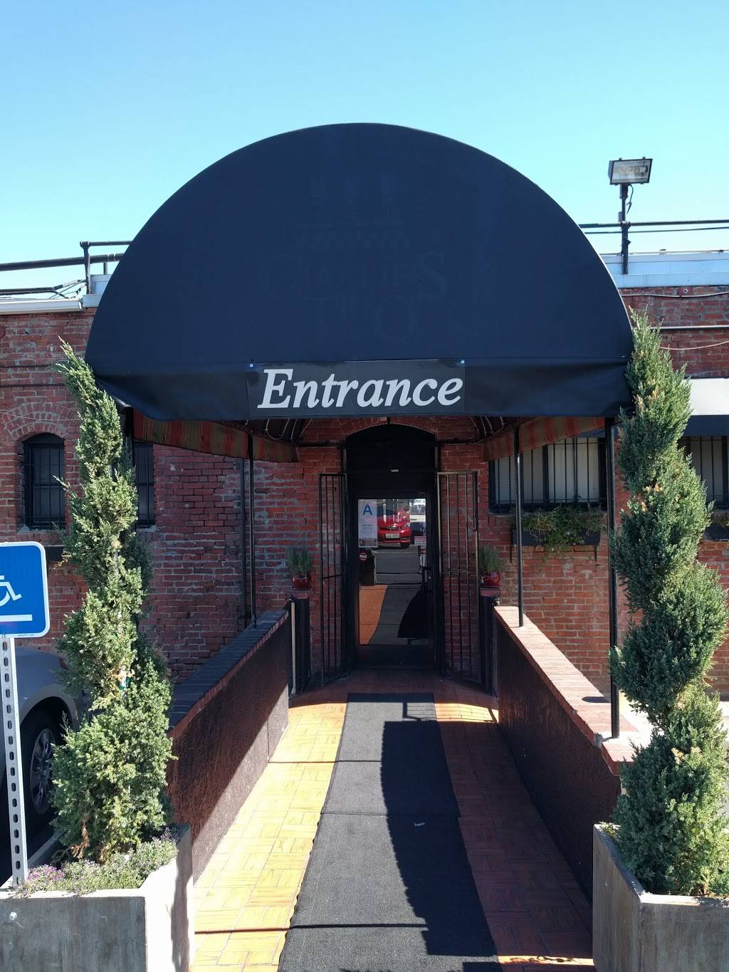 Charlies Trio | restaurant | 5769 Huntington Dr N, Los Angeles, CA 90032, USA | 3232233871 OR +1 323-223-3871