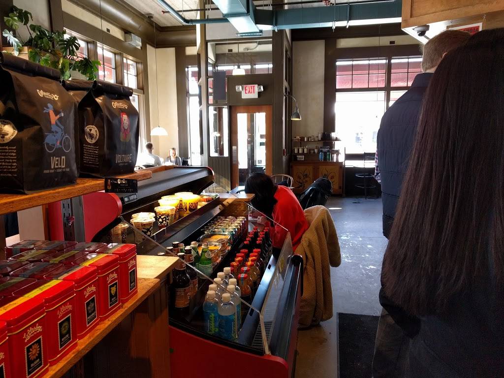 Colectivo Coffee - Shorewood | cafe | 4500 N Oakland Ave, Shorewood, WI 53211, USA | 4143128295 OR +1 414-312-8295