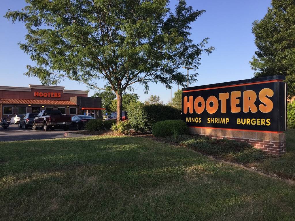 Hooters | meal takeaway | 19850 E Valley View Pkwy, Independence, MO 64055, USA | 8164788832 OR +1 816-478-8832