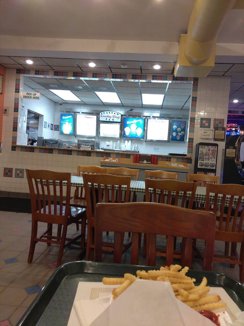 Lucky Dog | restaurant | 7151 16th St, Berwyn, IL 60402, USA | 7087490330 OR +1 708-749-0330