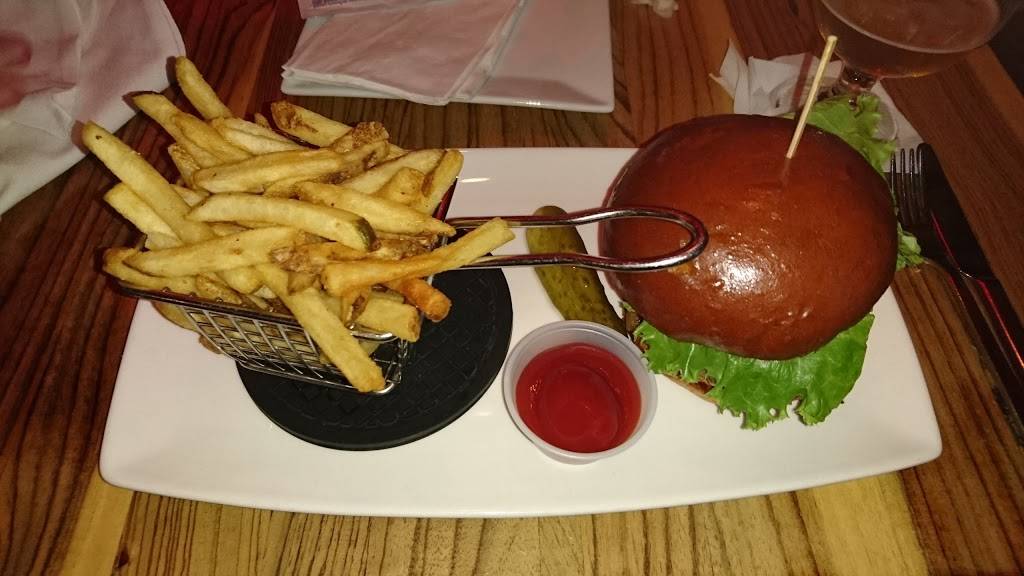 GW Carsons | restaurant | 308 E Main St, Branford, CT 06405, USA | 2032081469 OR +1 203-208-1469