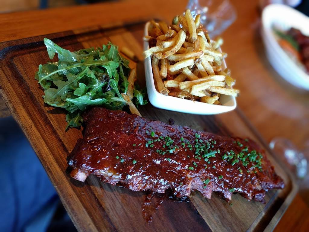 Restaurant Les Têtes de Cochon | restaurant | 15 Rue Maurice Aveline, Sainte-Adèle, QC J8B 2M8, Canada | 4507454047 OR +1 450-745-4047