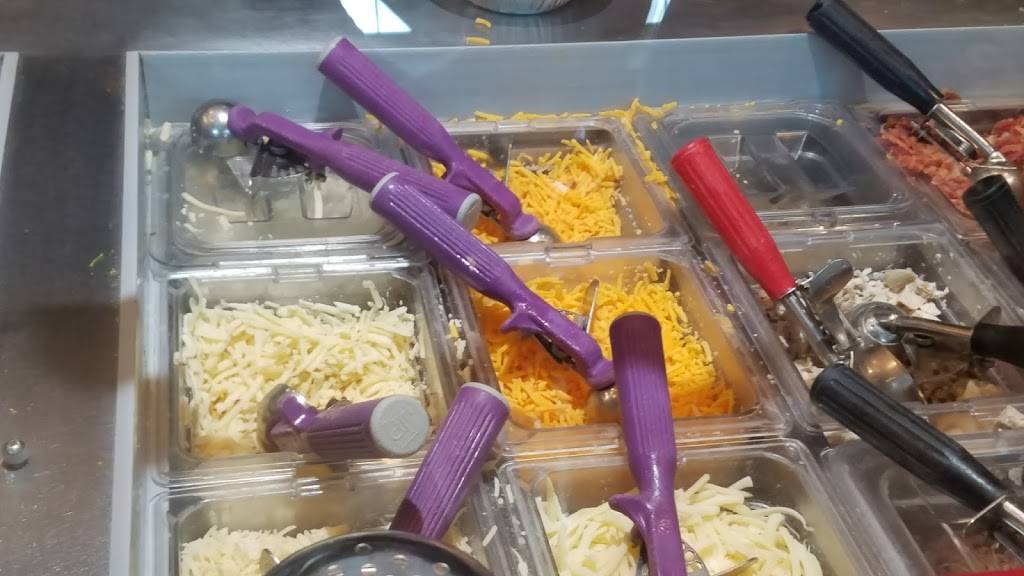 Mac n Cheez! | restaurant | 200 Renaissance Center #200, Detroit, MI 48243, USA | 3136564838 OR +1 313-656-4838