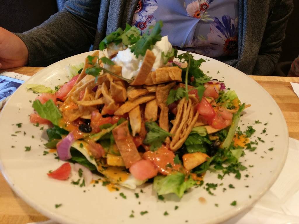 Christines Cuisine | restaurant | 729 E 9 Mile Rd, Ferndale, MI 48220, USA | 2485843354 OR +1 248-584-3354