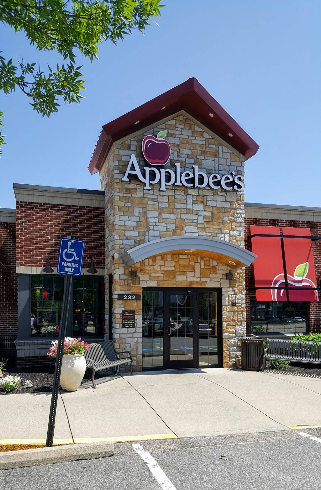 Applebees Grill + Bar | restaurant | 232 Indian Brook Rd, Dover, NH 03820, USA | 6037425707 OR +1 603-742-5707