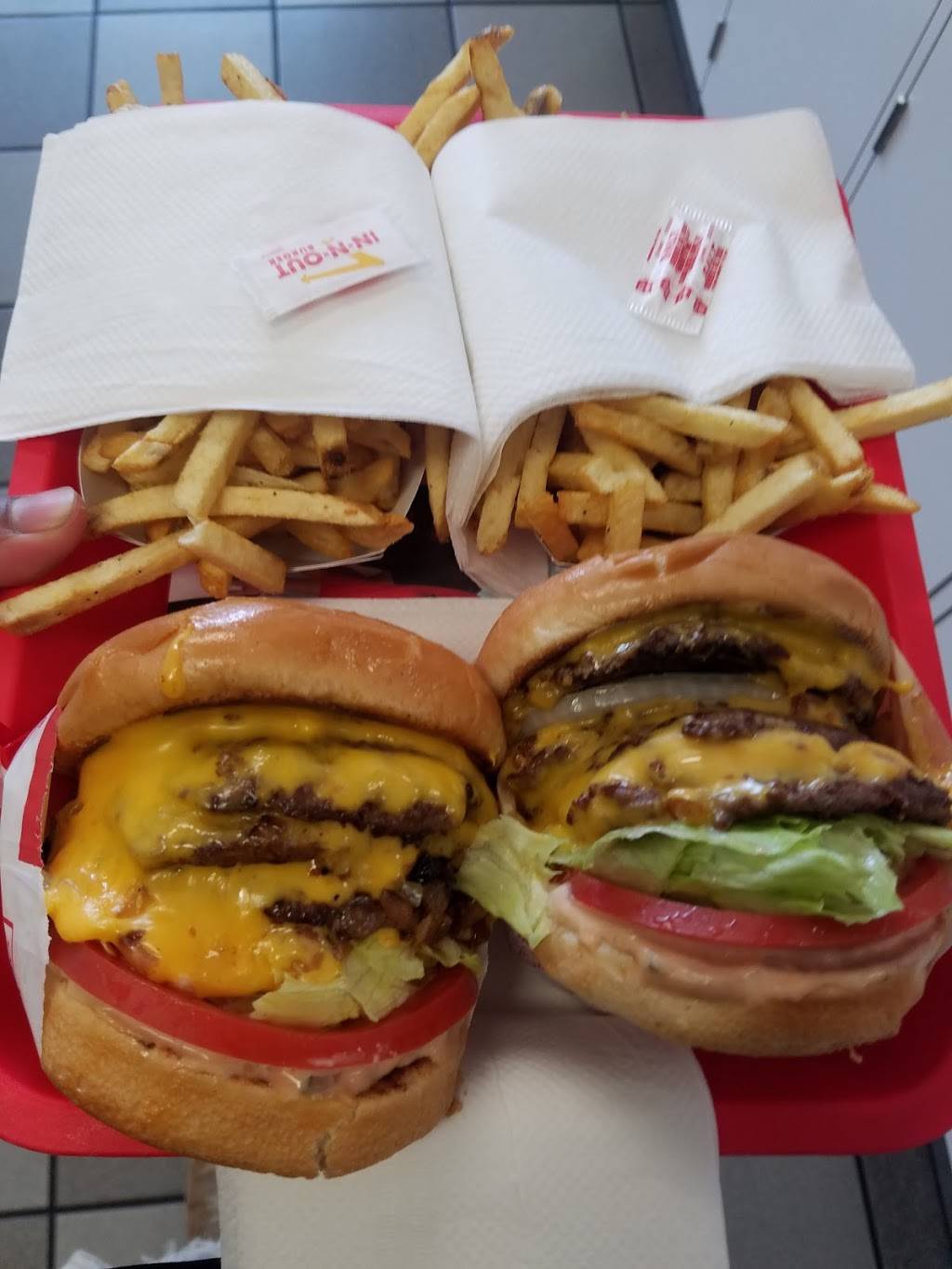 In-N-Out Burger | restaurant | 9414 Mission Gorge Rd, Santee, CA 92071, USA | 8007861000 OR +1 800-786-1000