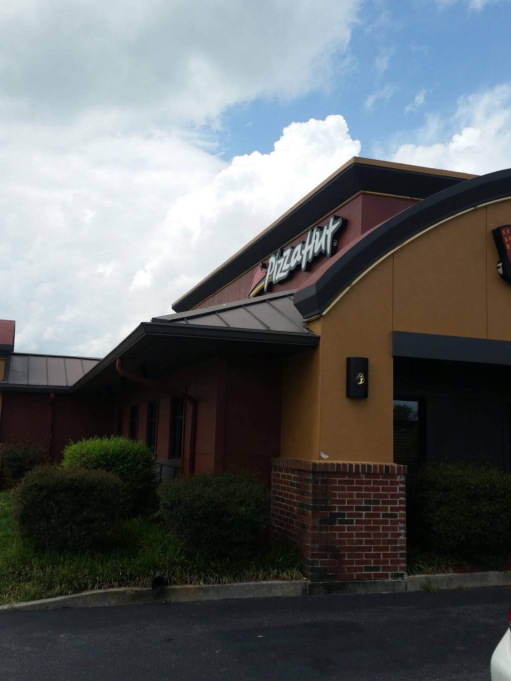 Pizza Hut | meal takeaway | 929 Smithville Hwy, McMinnville, TN 37110, USA | 9314731529 OR +1 931-473-1529