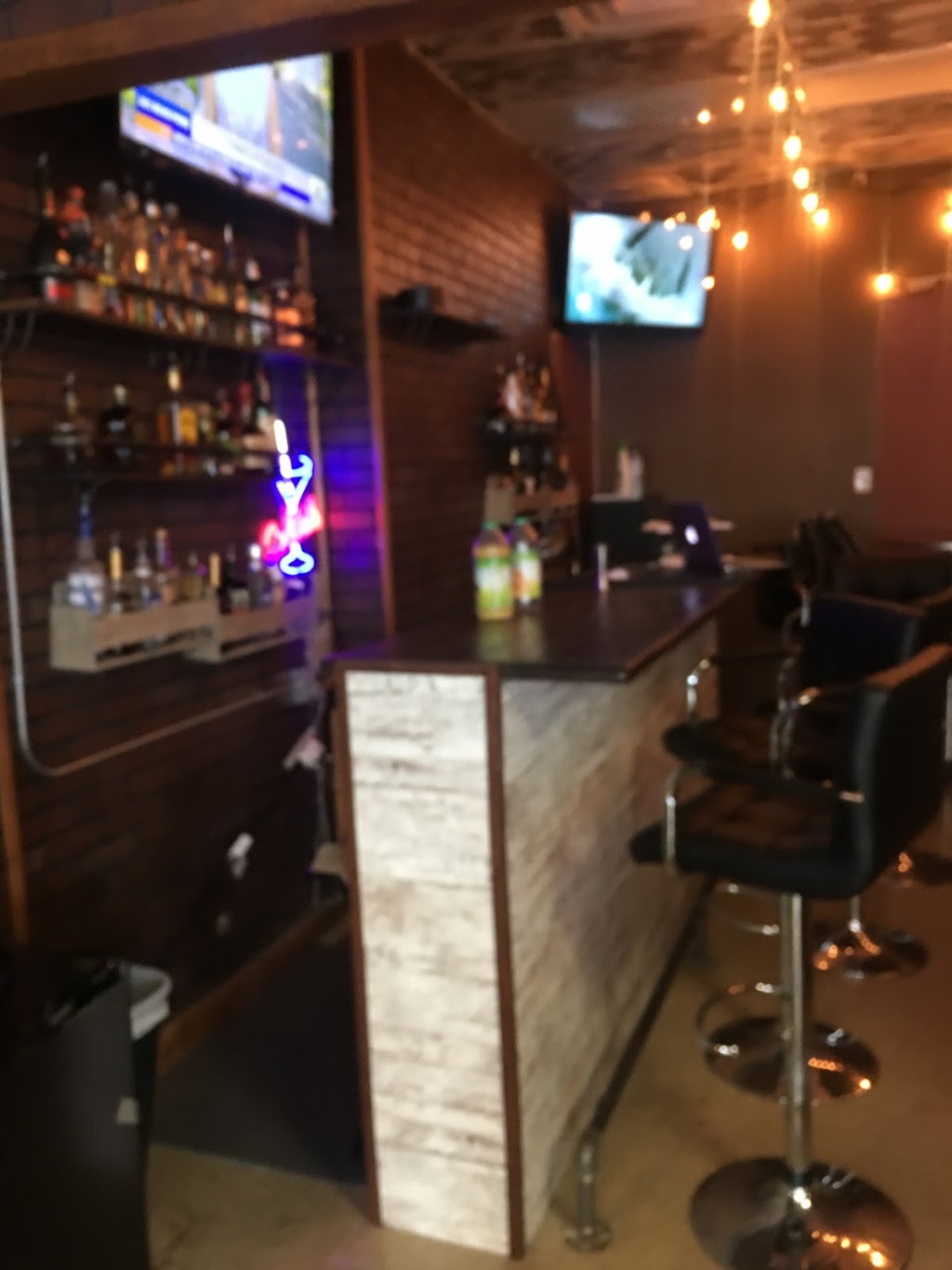 THE RED Cocktail & Wings | restaurant | 16000 Woodward Ave, Highland Park, MI 48203, USA | 3133345593 OR +1 313-334-5593