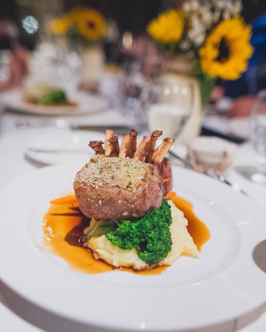 Edgewater Manor Restaurant | restaurant | 518 Fruitland Rd, Stoney Creek, ON L8E 5A6, Canada | 9056439332 OR +1 905-643-9332