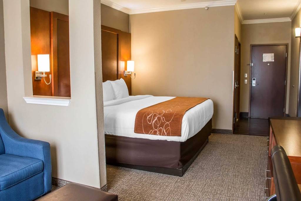 Comfort Suites | restaurant | 1489, I-35 N, New Braunfels, TX 78130, USA | 8306431100 OR +1 830-643-1100