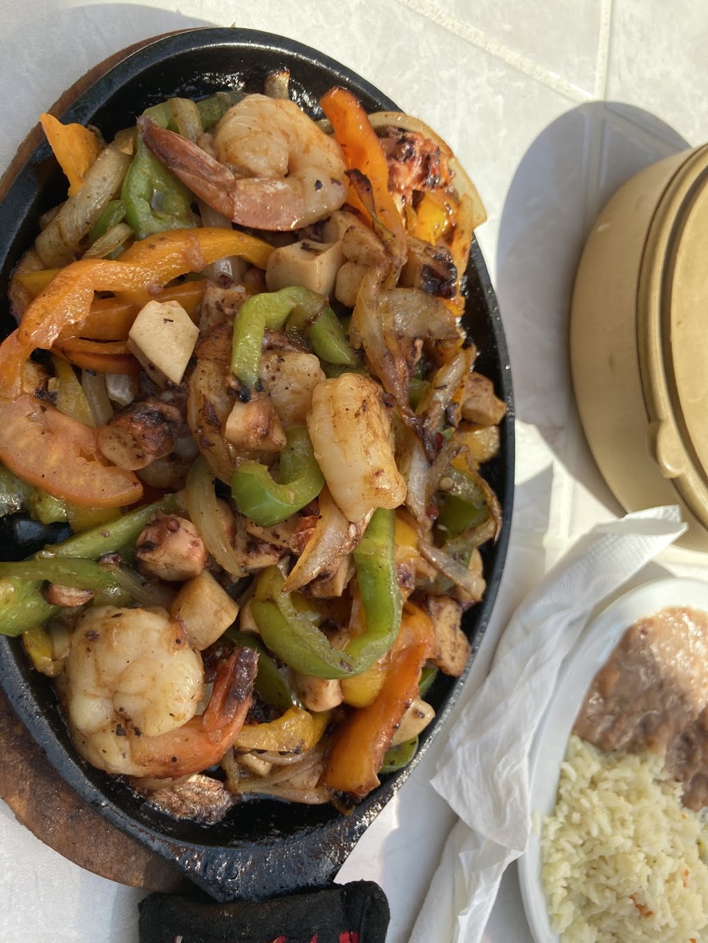 La bahía de ensenada | restaurant | 119 N Uruapan Way, Dinuba, CA 93618, USA | 5595960762 OR +1 559-596-0762