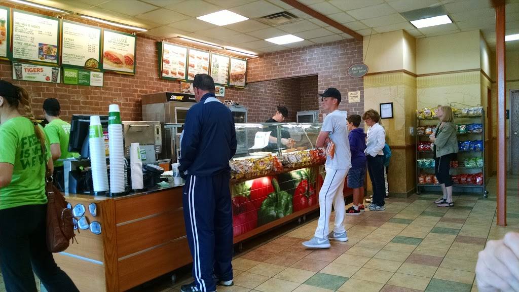 Subway Restaurants | restaurant | 30729 Lyon Center Dr E, New Hudson, MI 48165, USA | 2484462825 OR +1 248-446-2825