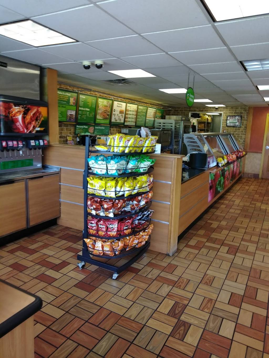 Subway | restaurant | 1411 E Mound Rd, Decatur, IL 62526, USA | 2178770978 OR +1 217-877-0978