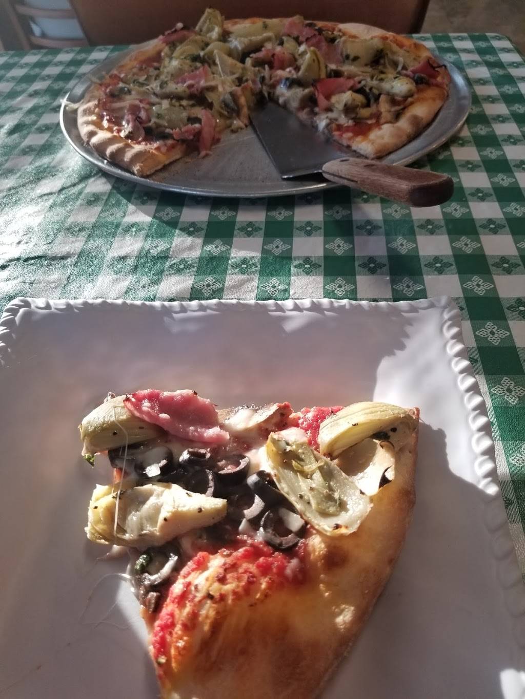 Vesuvios Pizzeria | restaurant | 4225 SE Federal Hwy, Stuart, FL 34997, USA | 7722883373 OR +1 772-288-3373