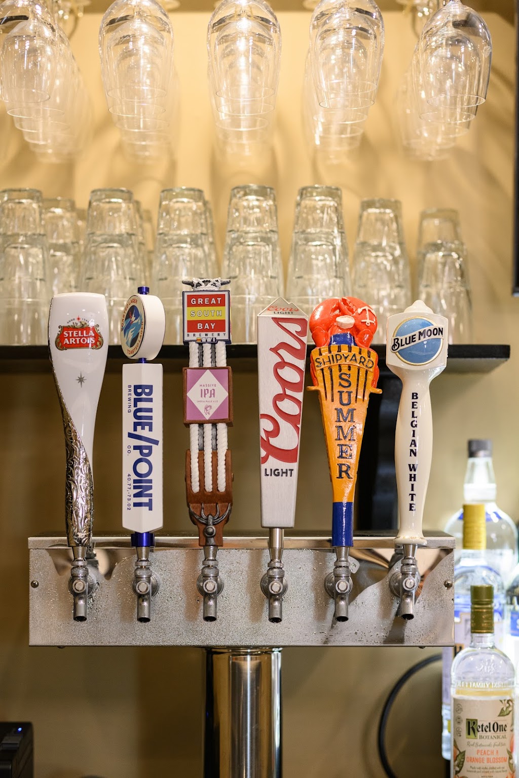 Monroes Restaurant | restaurant | 199 Post Ave, Westbury, NY 11590, USA | 5164164181 OR +1 516-416-4181