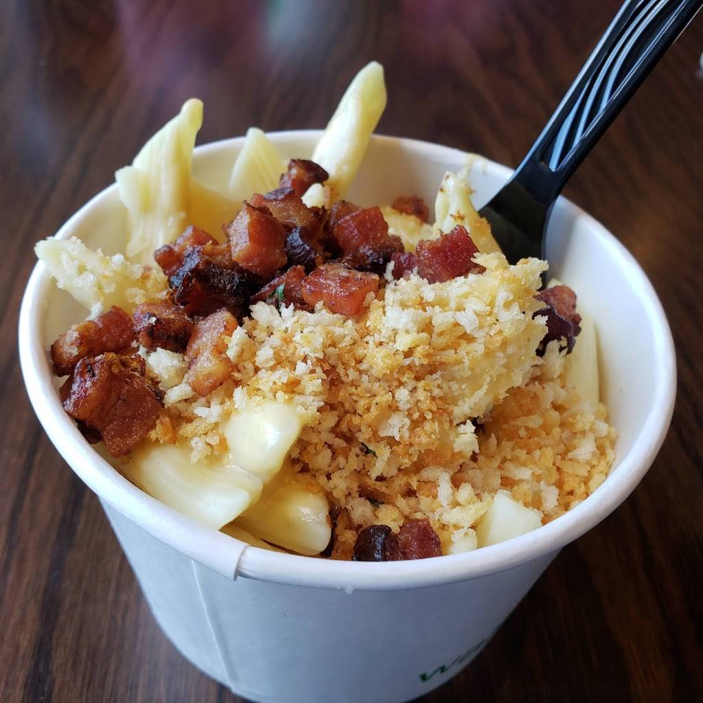 Wahlburgers | restaurant | 21200 Penn St, Taylor, MI 48180, USA | 3132097440 OR +1 313-209-7440