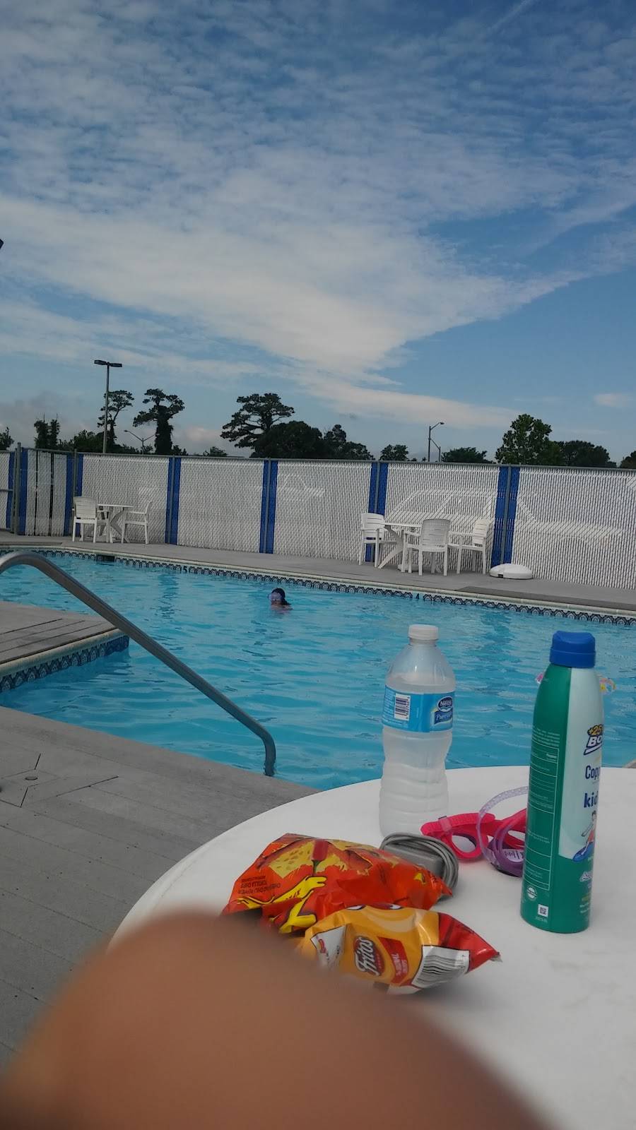 Vinings Landing Marina | restaurant | 8166 Shore Dr, Norfolk, VA 23518, USA | 7575878000 OR +1 757-587-8000