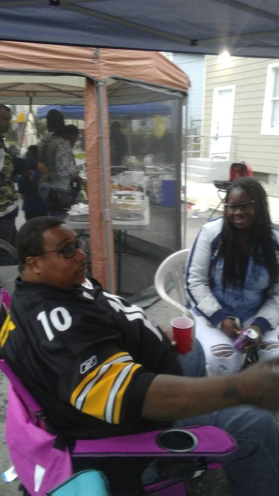 Knobbys Tavern | restaurant | 52 Holland St, Newark, NJ 07103, USA | 9738025537 OR +1 973-802-5537