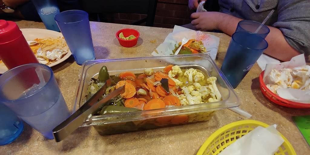 Taqueria Los Comales | restaurant | 1306 S Cesar E Chavez Dr, Milwaukee, WI 53204, USA | 4143846101 OR +1 414-384-6101