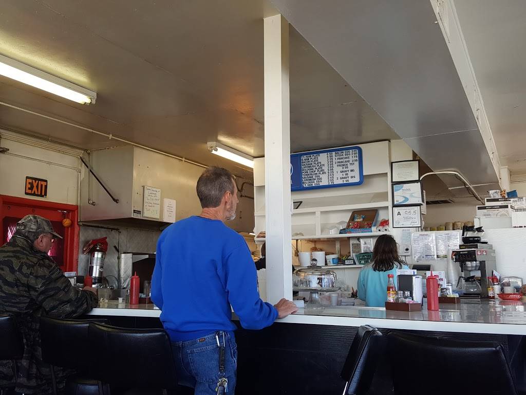 Dicks Cafe | restaurant | 2207 N Main Ave, Newton, NC 28658, USA | 8284647920 OR +1 828-464-7920