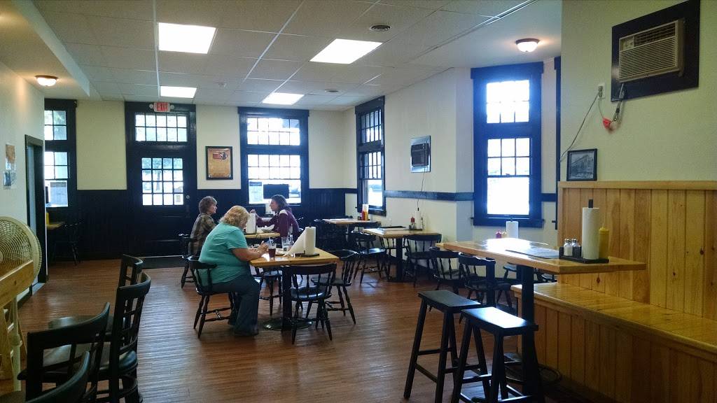 CJs Mint City Station | restaurant | 1 Montezuma St, Lyons, NY 14489, USA | 3156650303 OR +1 315-665-0303