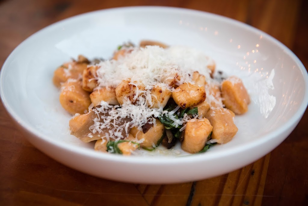 Queequegs | restaurant | 6 Oak St, Nantucket, MA 02554, USA | 5083250992 OR +1 508-325-0992