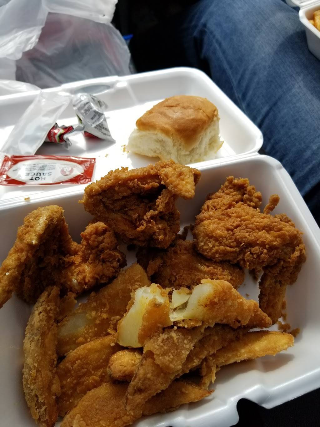 Mr Charles Chicken & Fish | restaurant | 3100 Statesville Ave, Charlotte, NC 28206, USA | 7043330455 OR +1 704-333-0455