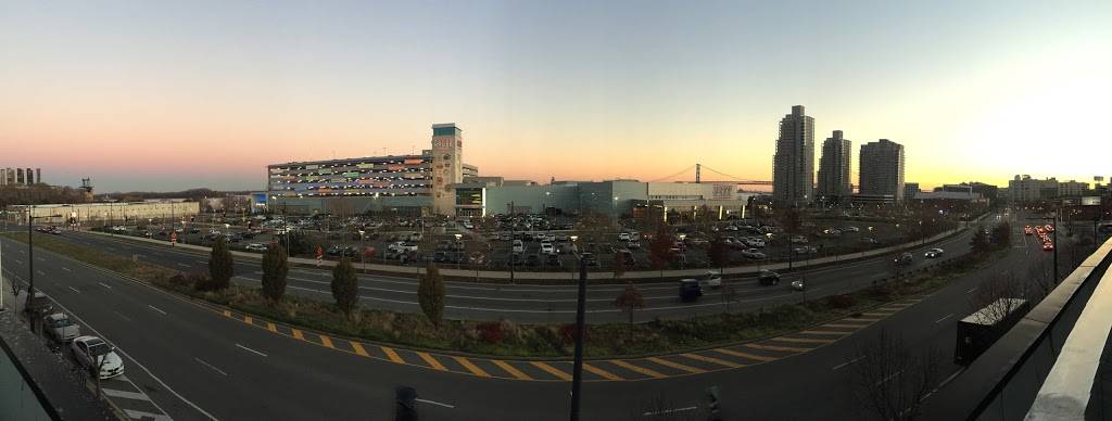 Golf & Social | restaurant | 1080 N Delaware Ave, Philadelphia, PA 19125, USA | 8562675437 OR +1 856-267-5437