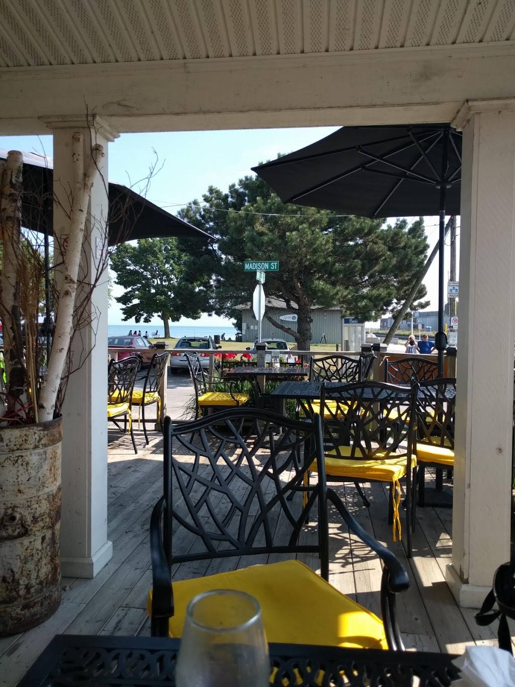 Crawfords Lakeside Café | restaurant | 125 Mill St S, Port Hope, ON L1A 2S8, Canada | 9058858093 OR +1 905-885-8093