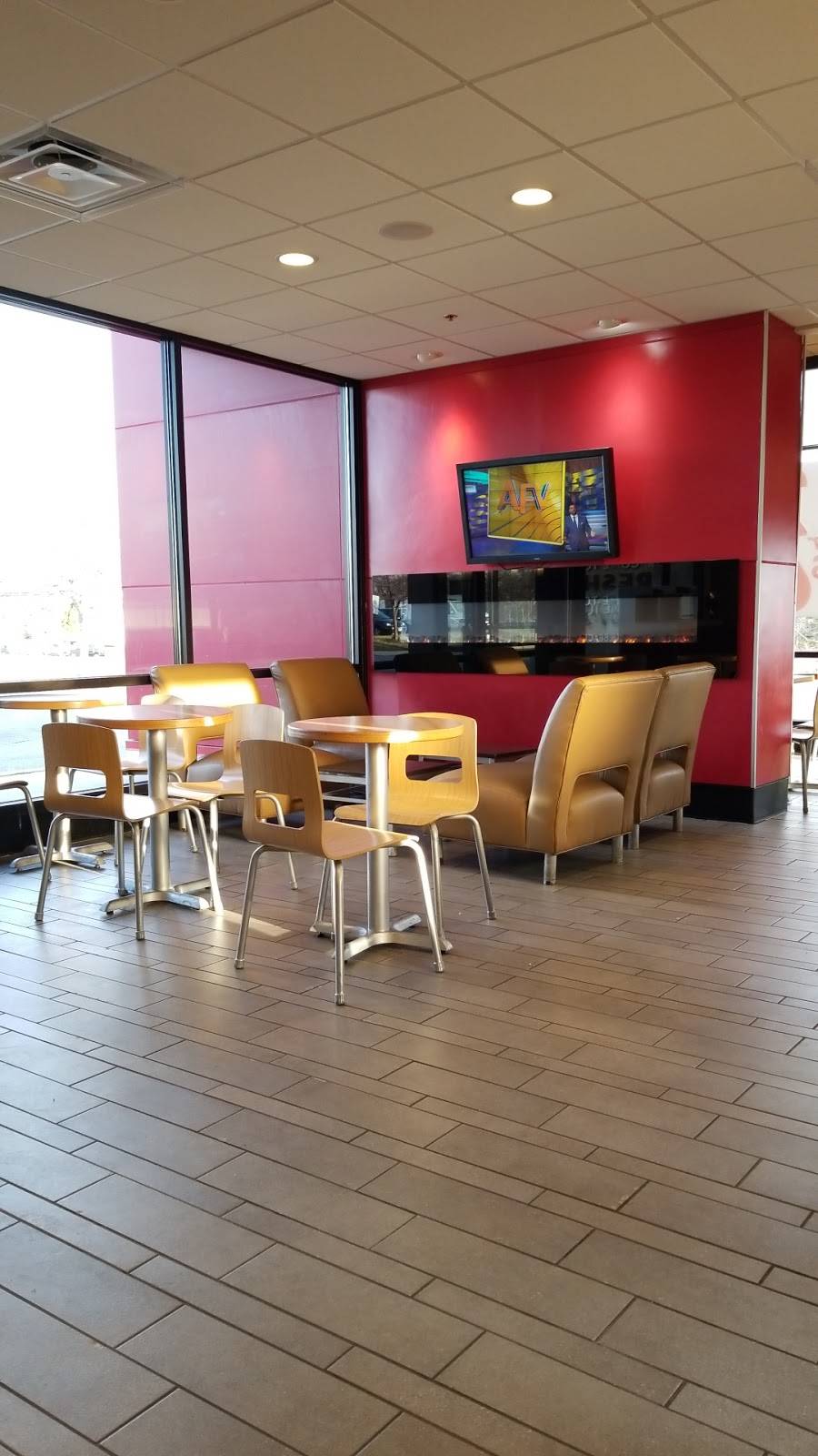 Wendys | restaurant | 210 E Rollins Rd, Round Lake Beach, IL 60073, USA | 8472018046 OR +1 847-201-8046