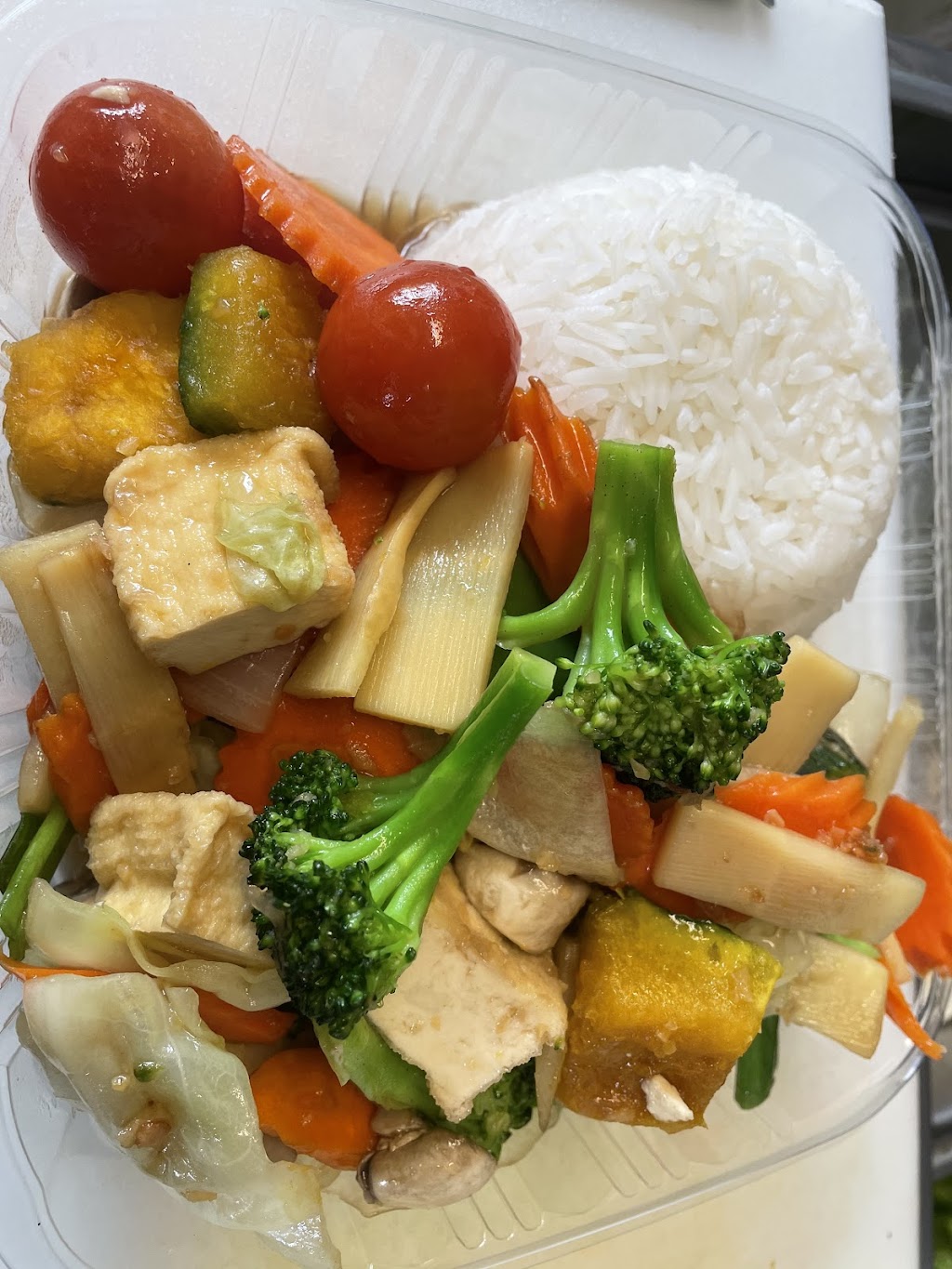 Suphatra Thai | restaurant | 6035 NE Halsey St, Portland, OR 97213, USA | 5037095539 OR +1 503-709-5539