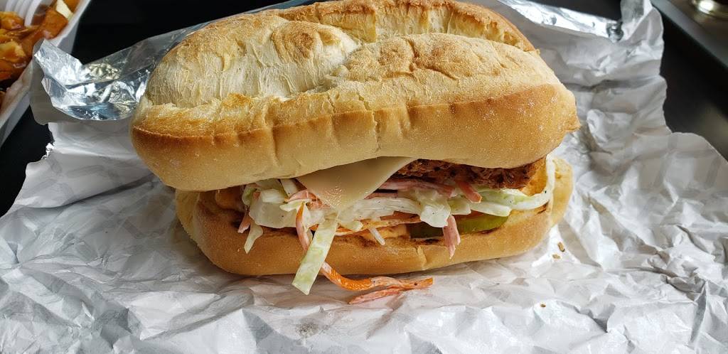 Burgers and Shakes | restaurant | 220 Kennevale Dr, Ottawa, ON K2J 6B6, Canada | 6134404005 OR +1 613-440-4005