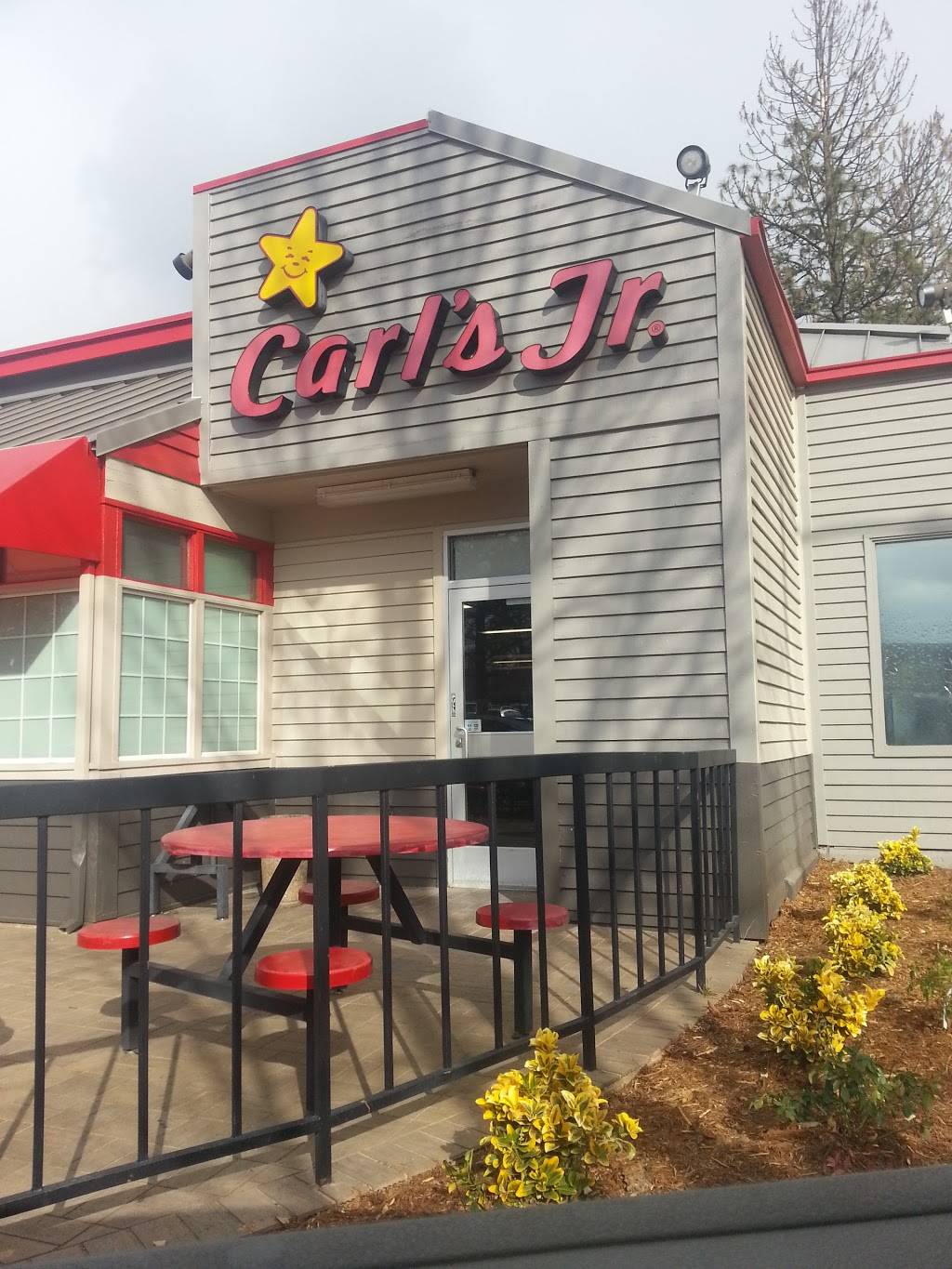 Carls Jr. | restaurant | 729 Taylorville Rd, Grass Valley, CA 95949, USA | 5304775649 OR +1 530-477-5649